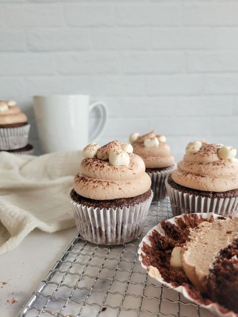 Hot Chocolate Cupcakes Cupcake Recipes Winter, Cupcake Recipes Christmas, Easy Winter Cupcakes, Winter Flavored Cupcakes, Hot Coco Cupcake, Hot Chocolate Muffins, Hot Cocoa Cupcakes With Marshmallow, Hot Cocoa Cupcakes, Chocolate Cupcakes Decoration