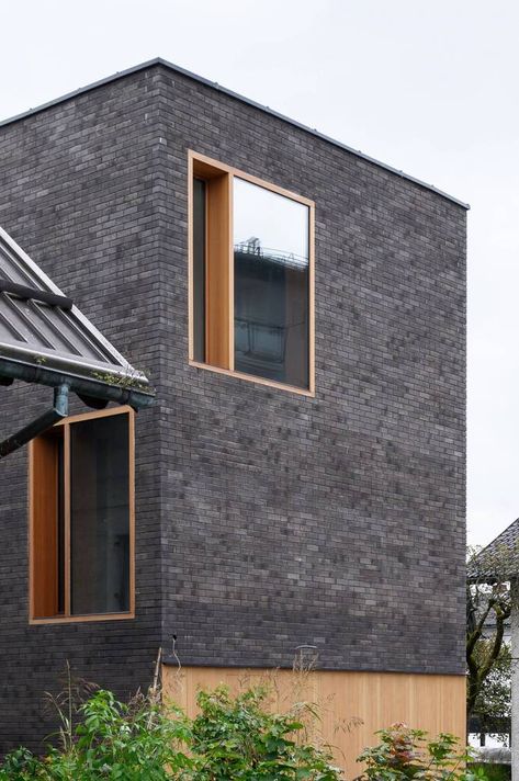 Gallery of The Double Brick House / ARHITEKTURA / OFFICE FOR URBANISM AND ARCHITECTURE - 11 Modern Brick House Exterior, Black Brick House, Golf Studio, Modern Brick House, Wood Window Frame, Architecture Residential, Exterior House Remodel, Wood Facade, Brick Cladding