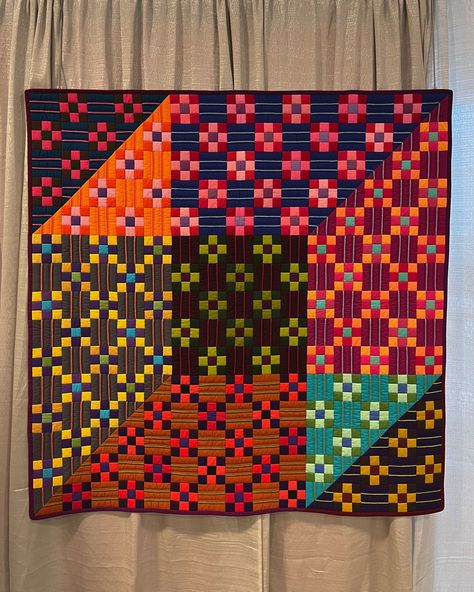 QuiltCon 2023 Quilt Highlights — Ben Millett Solid Fabric Quilts, Half Square Triangle Quilts Pattern, Modern Quilting Designs, Bee Fabric, Nine Patch Quilt, Abstract Quilt, Solid Quilt, Quilt Modernen, Quilting Board