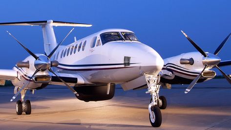 The King Air 350I is a twin-engined turboprop that is a larger version of the King Air 200. It has a further stretched fuselage, enabling a cabin for up to eight passengers in two-club configuration. Winglets were added to the wingtips to increase range and performance of the aircraft. Jet Privé, King Air, Private Flights, Small Aircraft, Private Aircraft, Air Ambulance, Private Plane, General Aviation, Jet Plane