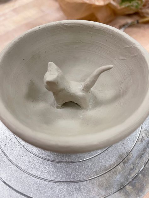 3d Pottery Ceramic Art, Ceramics Small Projects, Clay Diy Bowl, How To Make A Bowl Out Of Clay, Cute Pottery Ideas Clay Projects, Functional Clay Ideas, Pottery Class Outfit, Clay Pottery Aesthetic, Clay Art Projects Ideas