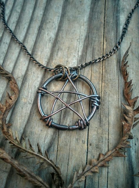 Wiccan Jewelry Diy, Pagan Jewelry Diy, Pentacle Necklace, Jewelry Goth, Alternative Jewelry, Wire Jewelry Designs, Pagan Jewelry, Witchy Jewelry, Rustic Jewelry