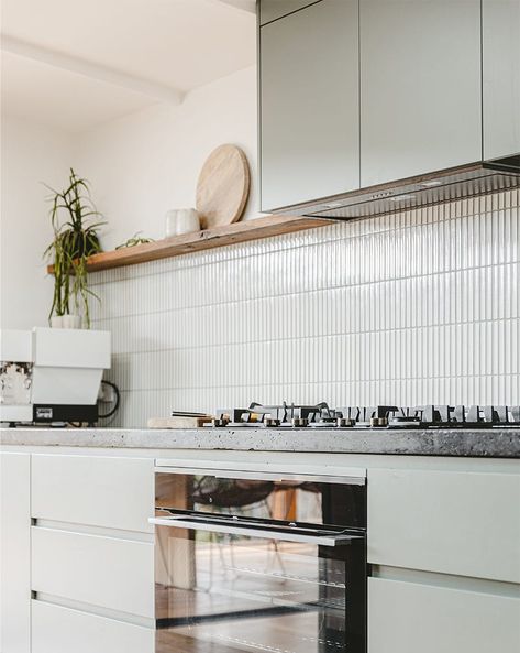 How To Choose The Best Splashback Tile Splashback Kitchen, White Tile Splashback, Best Tiles For Kitchen, Concrete Benches, Modern Kitchen Tiles, Kitchen Splash Back, Kitchen Splashback Tiles, Tile Splashback, Kitchen Splashbacks