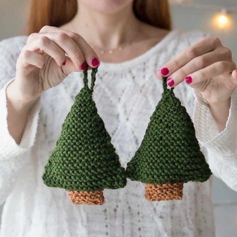 How to Knit Christmas Trees the Easy Way - Crochet Trees, Christmas Tree Knitting Pattern, Crocheted Christmas Tree, Knitted Christmas Tree, Christmas Knitting Projects, Knit Christmas Ornaments, Knitted Christmas Decorations, Knitting Christmas, Christmas Knitting Patterns Free