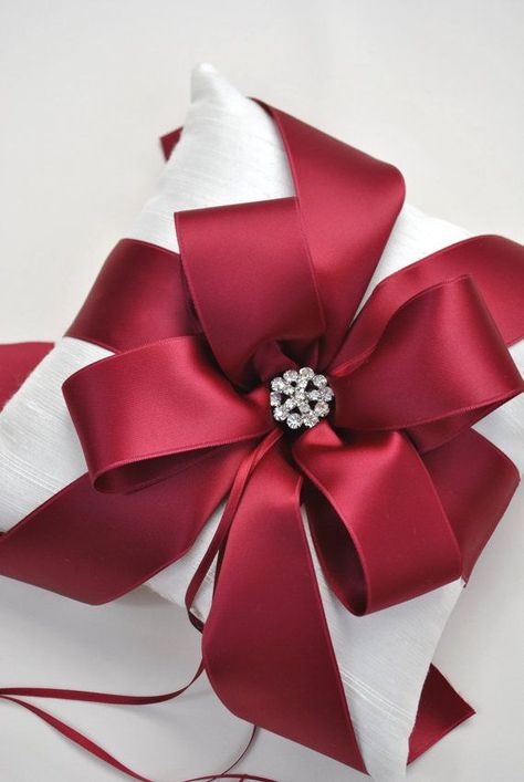 Hadley Court blog feature - Holiday Wrapping Ideas - Lynda Quintero-Davids (18) Elegant Gift Wrapping, Creative Gift Wrapping, Cadeau Diy, Beautiful Gift Wrapping, Holiday Gift Wrap, Wrapping Ideas, Christmas Gift Wrapping, Christmas Wrapping, How To Make Bows