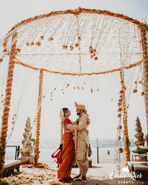 Beach Side Indian Wedding, Beach Side Wedding Decor, Minimalist Mandap Decor, Simple Wedding Mandap Decor, South Indian Beach Wedding, Destination Wedding Aesthetics, Beach Wedding Mandap, Simple Mandap Decor Indian, Beach Mandap