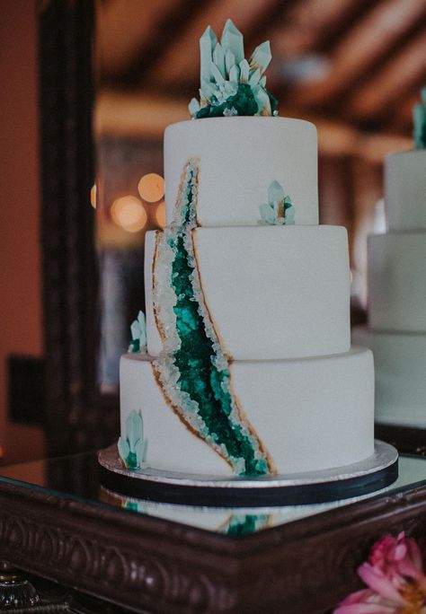 geode wedding cake Geode Cake Wedding, Green Wedding Cake, Geode Wedding, Geode Cake, Creative Wedding Cakes, Crystal Cake, Torte Cupcake, Bohemian Wedding Inspiration, Tiered Cake