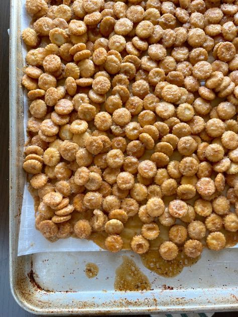 "This recipe is a MUST around the... - Heavenly Recipes Caramel Crackers, Salted Caramel Cracker Bites, Cracker Bites, Caramel Bites, Cracker Candy, Oyster Crackers, Vanilla Paste, Snack Mix Recipes, Grandmas Recipes