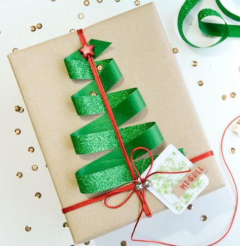 These are the 71 BEST Christmas Wrapping Ideas around! From merry & bright to rustic & refined, there are gorgeous gift wrap ideas for everyone on your list this holiday season. Some of these gift wrappings are a gift unto themselves! #christmas #giftwrapideas #wrappingideas #christmaswrappingideas #christmasgiftwrapideas Christmas Wrapping Ideas, Gift Wrapping Techniques, Creative Christmas Gifts, Gifts Wrapping Diy, Creative Gift Wrapping, Diy Gift Wrapping, Christmas Packaging, Mom Christmas, A Present