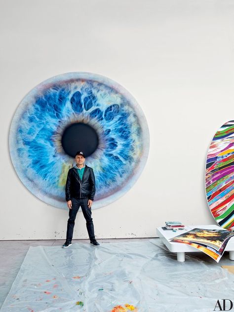 Artist Marc Quinn stands before his 2011 painting We Share Our Chemistry with the Stars (CS 300R) | archdigest.com Acrilik Art, London Art Studio, Marc Quinn, Bionic Design, Francis Picabia, Iris Painting, Sculpture Installation, Eye Art, British Artist