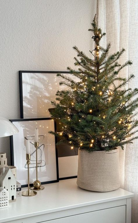 Ideas Decoracion Navidad, Christmas Decorations Apartment, Minimalist Christmas Decor, Cozy Christmas Decor, Christmas Apartment, Christmas Decor Inspiration, Xmas Deco, Christmas Interiors, Christmas Feeling