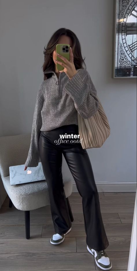 Aesthetic Skirt Outfit, Outfit 2000, Pfp Preppy, Outfit New Year, Corporate Baddie Outfits, Business Casual Outfits Winter, Cold Outfit, Cute Professional Outfits, Corporate Baddie