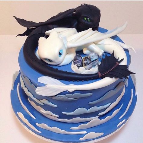 I’m gonna make this for my birthday 😍 credits to @madvegancakes ———————————————————————— #httyd #httyd1 #httyd2 #httyd3 #httydlife… | Instagram Toothless Cake, Dragon Birthday Cakes, Night Fury Dragon, Desenhos Love, Dragon Cakes, Dragon Birthday Parties, Dragon Cake, Dragon Hoodie, Dragon Birthday