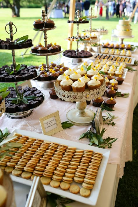 Hannah+Joe Dessert Buffet Ideas, Wedding Maroon, Wedding Buffet Food, Buffet Dessert, Decoration Buffet, Catering Food Displays, Dessert Bar Wedding, Decorações Com Comidas, Cookie Table