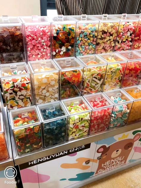 Home Candy Store Ideas, Candy Shelf Display, Retail Candy Display Ideas, Candy Display Store, Candy Store Design Interior, Bulk Candy Display, Candy Wall Display, Snack Display Ideas, Candy Shop Ideas