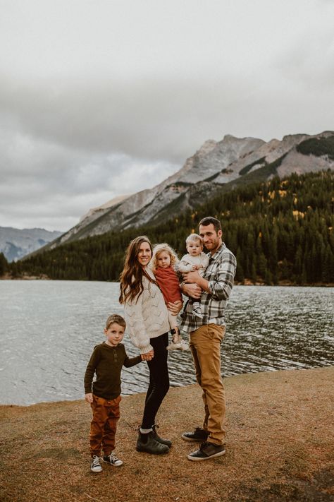 Family Photo In Mountains, Outdoorsy Family Photos, Colorado Fall Family Photos, Family Hiking Photos, Mountain Family Photoshoot, Mountain Family Pictures, Hiking Photoshoot, Waterfall Photoshoot, Mountain Family Photos