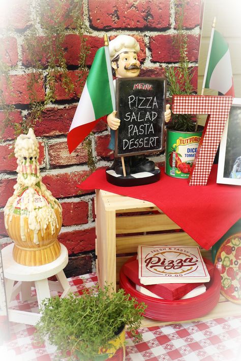 Pizza Party Food Table, Pizza And Pasta Party, Pasta Party Decorations, Pizza Party Food, Pizza Party Decorations, Pizza Display, Italian Night, Pizza Salad, Pasta Party