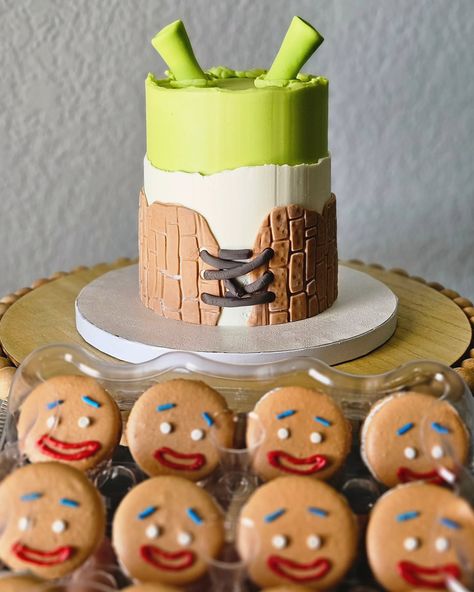 GUYS 😍 Shrek has been one of my favorite movies for over 20 years and I could still quote it with no shame 😂😂 4 inch funfetti and macarons to match! #shrek #cakesofinstagram Shrek Cake Pops, Shrek Desserts, Shrek Cookies, Shrek Baby Shower Ideas, Shrek Cupcakes, Shrek Food, Shrek Cake, My Favorite Movies, Shrek