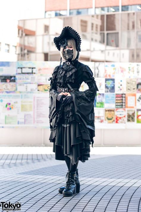 Gothic Japanese Steampunk Fashion w/ Face Mask, Bonnet, Floral Headpiece, Ruffle Shirt, Asymmetrical Skirt & Boots Japanese Steampunk, Gothic Japanese, Bunka Fashion College, People Celebrating, Gothic Ideas, Skirt Boots, Wearing All Black, Skirts With Boots, Face Mask Fashion