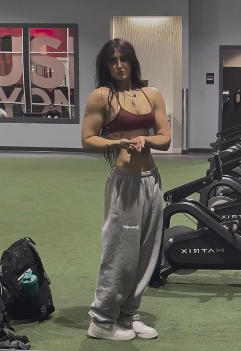 Woman Full Body Workout, Woman With Flat Chest, Flexing Pose Reference Female, Gym Physique Women, Women Strong Body, Women Gym Inspiration, Bulk Women Aesthetic, Super Buff Women, Muscle Mommy Outfits