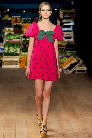 Strawberries inspired the first dress of the Moschino Cheap and Chic Spring/Summer 2012 Show. Moschino Dress, Strawberry Dress, Moschino Cheap And Chic, Fashion Details, Primavera Estate, London Fashion Week, Passion For Fashion, Moschino, Fashion Show