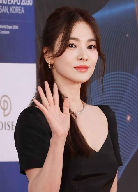 When she was recognized for her acting skills at the age of 40, Song Hye Kyo acknowledged the challenges that come with aging as an actress. In her youth, she assumed that acting would get easier with age.#SongHyeKyo #SongJoongKi Classic Essence, Hye Kyo, Song Joong, Song Hye Kyo, Acting Skills, First Time, Acting, The First, Essence