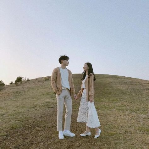 Couple Ootd, Ootd Couple, Prenuptial Photoshoot, Kore Ulzzang, Korean Couple Photoshoot, Couple Outfit Ideas, Korean Wedding Photography, Pre Wedding Photoshoot Outfit, Wedding Photoshoot Props