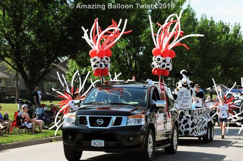 Truck Decorations For Parade, Balloon Decorations Christmas, Senior Parade, Parade Float Theme, Parade Decorations, Parade Float Decorations, Homecoming Floats, Christmas Parade Floats, Floating Decorations