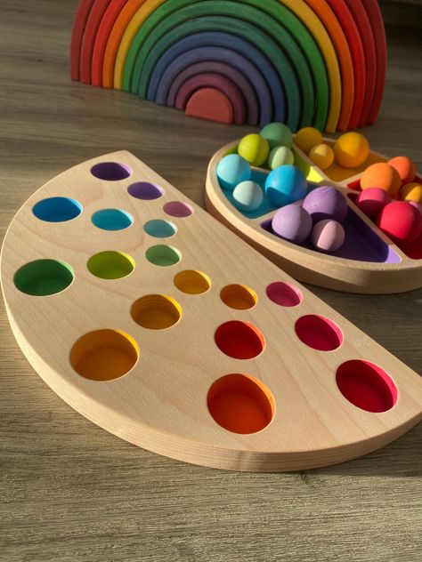 18 beautiful balls placed in a rainbow tray made of beech wood. The balls are in shades of 6 basic colors, we sort them by color and size. We sort, play, teach and much more. Rainbow Toys, Montessori Toys 2-3, Toy Design, Wooden Rainbow Ideas, Rainbow Wooden Toys, Rainbow Stacking Toy, Diy Montessori Toys, Grimms Wooden Toys, Wooden Educational Toys