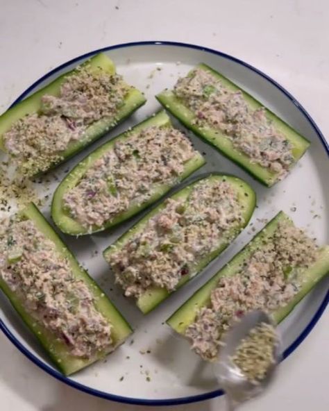 Clean Eating Guide on Instagram: "These low-carb, keto-friendly, high in protein Tuna Cucumber Boats by @jeyran_fit are packed with amazing flavors, perfect for the upcoming hot summer days!
(via: @jeyran_fit)

Ingredients:
1 English cucumbers
5 oz tuna, drained (142g)
1/3 cup plain Greek yogurt (85g) or 1/4 cup mayonnaise (60g)
2 tbsp red onion, diced
1/4 cup celery diced (40g)
1 tbsp capers or pickles, chopped 
1 tsp Dijon mustard 
2 tbsp fresh dill, chopped + for garnish 
salt & pepper to taste
optional: hemp/sesame seeds for garnish 

Directions: 
1. Slice cucumber in half. With a small spoon, scoop out the seeds of the cucumber, creating a boat.
2. Add everything to a bowl and mix until well combined.
3. Scoop tuna salad into the cucumber boats. Garnish with more dill and seeds if des Tuna Cucumber Boats, High Protein Low Fat Snacks, Protein Snacks Low Carb, High Protein Snacks On The Go, Low Calorie High Protein Snacks, Tuna Cucumber, High Carb Snacks, Cucumber Boats, High Protein Low Carb Snacks