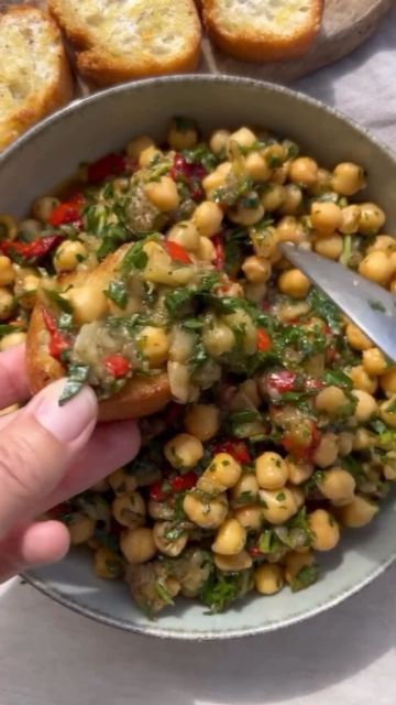 Chopped Veggies, Roasted Eggplant, Vegetarian Sandwich, Sweet Dishes Recipes, Garlic Head, Health Dinner, Health Dinner Recipes, Fair Food Recipes, Chickpea Salad