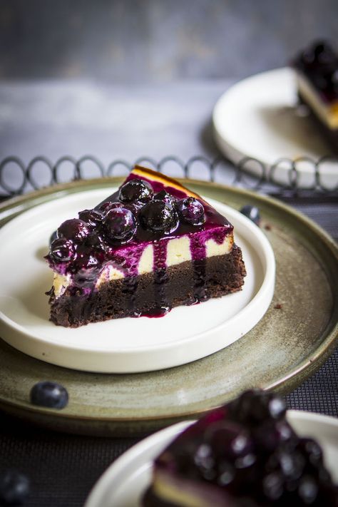 Blueberry Brownie Cheesecake Brownie Cheesecake Recipe, Brownie Cheesecake, Blueberry Topping, Best Chocolate Cake, Cheesecake Brownies, Blueberry Cheesecake, Cheesecake Recipe, Chocolate Cheesecake, Cake Tins