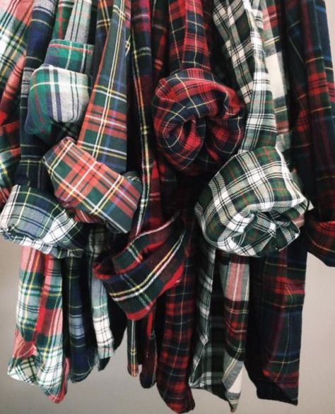 Love me some plaid!! Vestiti In Jeans, Cut Up Shirts, One Direction Shirts, Plaid Shirts, T Shirt Diy, Looks Style, Mode Inspiration, Cut Shirts, Tartan Plaid