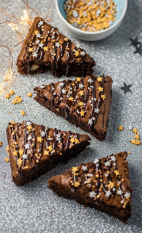 Decorated Brownies, Festive Holiday Desserts, Christmas Brownies, Caramel Brownies, Easter Cake, Christmas Snacks, Christmas Cooking, Chocolate Frosting, Christmas Recipes