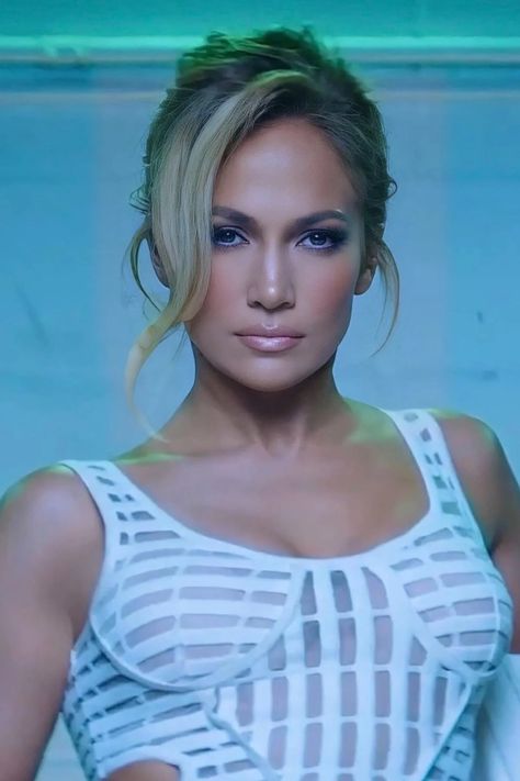 Jennifer Lopez Mastered 8 Hair Looks in Her New Music Video With Maluma | Vogue Jennifer Lopez Body, Chris Appleton, Jennifer Lopez Hair, Celebrity Makeup Looks, Styling Iron, French Twist, Hair Transformation, Jennifer Lopez, Hair Looks