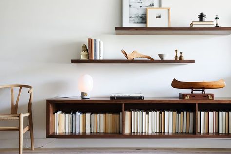 19 Instagram Shelfies That Prove Books Are One of the Most Versatile Forms of Décor Shelves With Books, Modern Living Room Lighting, Japandi Interior Design, Minimalist Shelves, Inexpensive Decor, Japandi Interior, Wood Shelf, Decor Minimalist, Chic Home Decor