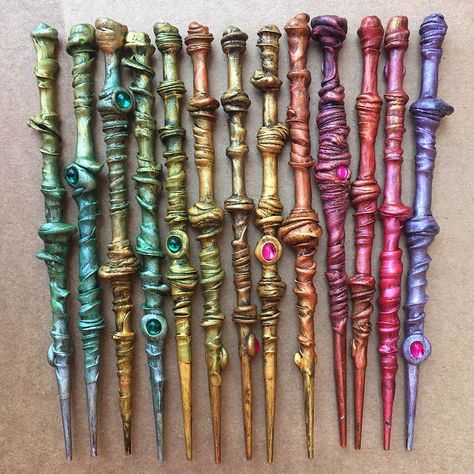 How To Make Wands, Enchanted Forest Baby Shower, Hogwarts Party, Cumpleaños Harry Potter, Magic Theme, Wizard Wand, Diy Wand, Props Art, Mixed Media Crafts