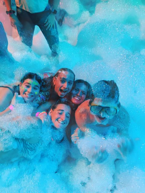 5 friends covered in foam at a party with LED lights on Bubble Foam Party, Glow In The Dark Foam Party Ideas, Glow Foam Party, Foam Party Aesthetic, Euphoria Pool Party, Neon Foam Party, Foam Party Ideas, Foam Pool Party, Foam Birthday Party