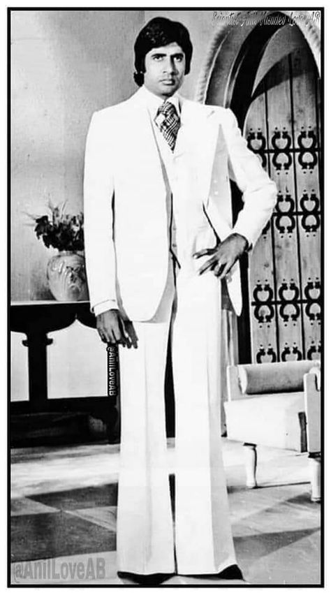 Bell Bottom Men Outfit, Amitabh Bachchan Images, 60s Bollywood Fashion, Vintage Bollywood Outfits, Retro Bollywood Outfits, Black And Blue Wallpaper, Old Film Stars, Gents Kurta Design, Gents Kurta