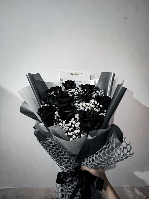 Black Rose Bouquet Aesthetic, Black And White Roses Bouquet, Bouquet Of Flowers Aesthetic Dark, Unique Bridal Bouquets Ideas, Bouquet Of Black Roses, Dark Flower Bouquet, Flower Bouquet Dark, Black Flower Bouquet, Black Rose Bouquet