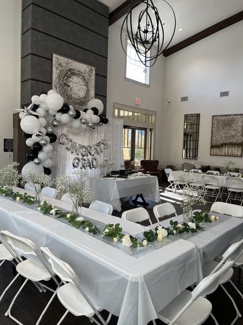 graduation party table setup Graduation Head Table Ideas, Graduation Party Black And White, Intimate Graduation Party Ideas, Graduation Party Ideas Black And White, Dual Graduation Party Ideas, Table Setup For Party Layout, Pool Graduation Party Ideas, College Graduation Decoration Ideas, Graduation Ideas Decorations