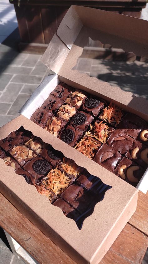 Packing Brownies Ideas, Brownie Hamper Ideas, Brownie Decorations, Brownies Kering, Brownies Packaging, Pastry Business, Brownie Shop, Decorated Brownies, Brownie Packaging