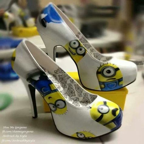 Minion pumps....whaaaa? Minion Wedding, Minion Shoes, Minion Humour, Minions Love, Cute Minions, Minions Despicable Me, Minions Funny, Despicable Me, Cute Shoes