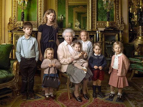 This official photograph, released by Buckingham Palace to mark her 90th birthday, shows Queen Elizabeth II with her five great-grandchildren and her two youngest grandchildren Ratu Elizabeth, Prinz George, Prince Georges, Düşes Kate, Herzogin Von Cambridge, Princesa Charlotte, Royal Family Portrait, Rainha Elizabeth Ii, Reine Elizabeth Ii