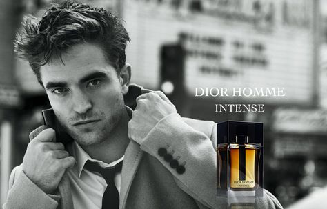 Le revoilà ! Je l’avais annoncé avec un ? Mais il est bien là. Robert Pattinson conserve son contrat pour Dior et le parfum Dior Homme Intense. La Maison Dior a une recrue de choix que j&rsqu… Dior Intense, Robert Pattinson Dior, Dior Homme Intense, Fragrance Campaign, Fragrance Ad, Winter Fragrance, Men Dior, Dior Perfume, Perfume Store