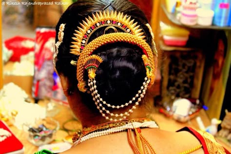 Goan gold hair jewelry "Surga valesar" "Aati "  And mor veni Goan Jewellery Designs, Goan Jewellery, Gold Hair Jewelry, Bridal Hair Buns, Head Necklace, Antique Jewellery Designs, Diamond Jewelry Store, Hair Comb Accessories, New Template