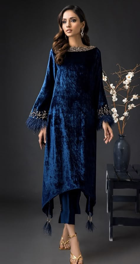 Velvet Indo Western Outfit, Winter Indo Western Outfits, Velvet Indo Western Dresses Women, Mehroon Velvet Suit Designs, Velvet Kurtis Design Latest, Velvet Set Outfit, Velvet Dress Designs Pakistani, Velvet Kurtis, Latest Velvet Dresses