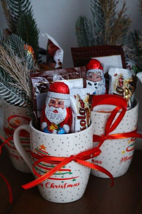 Cup Presents Gift Ideas, Christmas Coffee Gift Basket, Winter Gift Basket Ideas, Christmas Hamper Ideas, Diy Christmas Gifts For Friends, Christmas Gift Hampers, Christmas Gift Baskets Diy, Christmas Hampers, Easy Diy Christmas Gifts