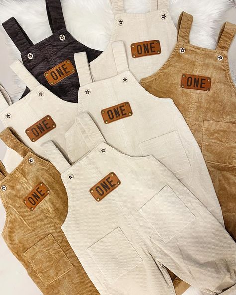 The most loved 🤎🤍Boys ONE Birthday Overalls🤍🤎!! These cute, cute outfits are heading out to all the first birthday boys!! #themodmango #themodmangobabyco #birthdayoveralls #firstbirthdayoveralls #firstbirthday #firstbirthdayoutfit #boysfirstbirthday #oneromper #1stbirthday #firstbirthdaytheme #firstbirthdaythemeforboy #babyboutique #custombabyclothes Beary First Birthday Boy, Birthday Overalls, Baby Boy Fall Outfits, Boys Fall Outfits, Custom Baby Clothes, Birthday Boys, Baby Co, Birthday Outfits, Cute Cute