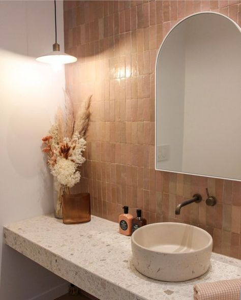 Blush Bathroom Tiles, Moroccan Powder Room, Beige Terrazzo Bathroom, Japandi Powder Room, Wc Terrazzo, Terrazzo Basin, Terracotta Bathroom Tiles, Terrazzo Bathroom Tiles, Mediterranean Bathrooms